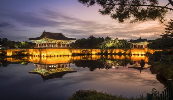 Starobylé paláce, vysoké hory i klidné chrámy.
